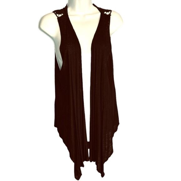 TwentyOne Sleeveless Light Weight Flyaway Cardigan Vest with Floral Cut out Back - Picture 2 of 8